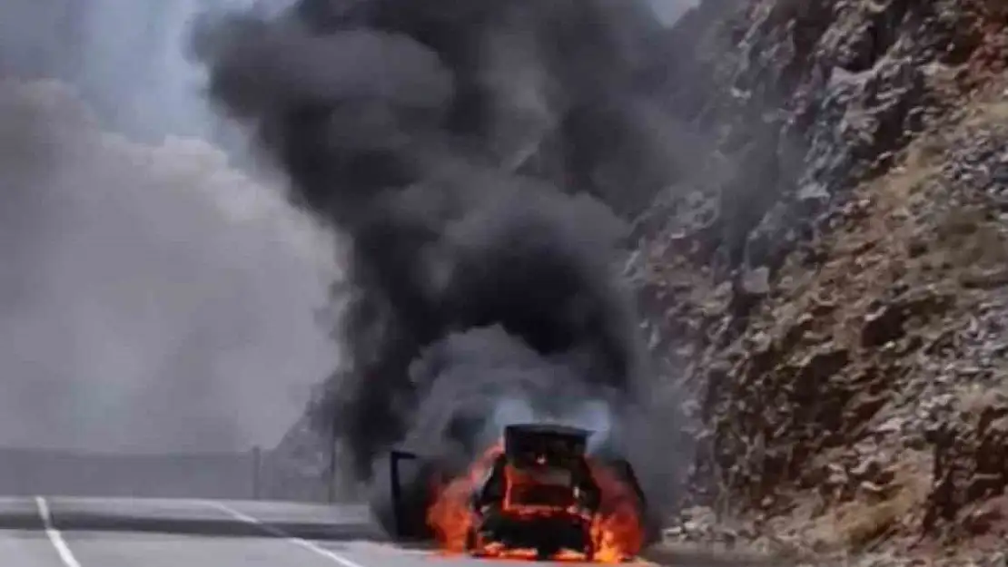 Adıyaman'da otomobil cayır cayır yandı