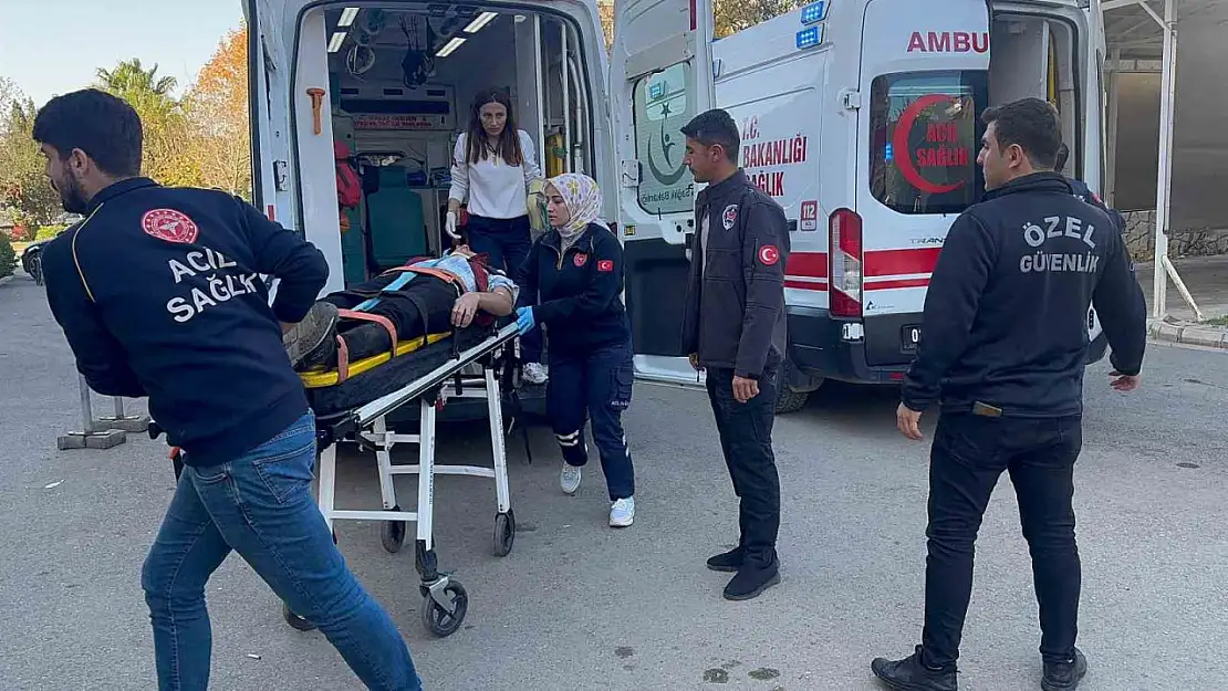 Adıyaman'da otomobil ile traktör çarpıştı: 3 Yaralı