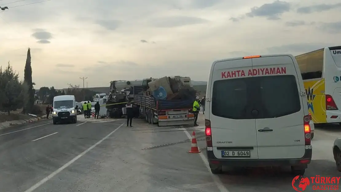 Adıyaman'da tır ile vinç çarpıştı: 2 yaralı