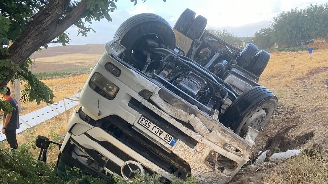 Adıyaman'da Tır şarampole devrildi