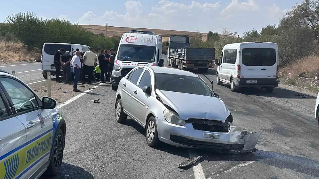 Adıyaman'da U dönüşü yapmak isteyen otomobile araçlar çarptı: 3 yaralı
