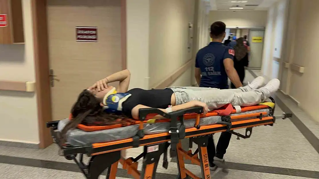 Adıyaman'da yolcu minibüsü elektrik direğine çarptı: 8 yaralı