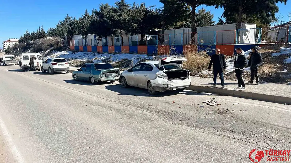 Adıyaman'da zincirleme trafik kazasında 1 kişi yaralandı