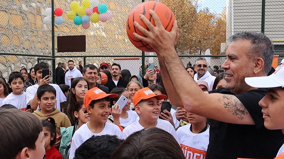 Adıyaman Gölbaşı basketbol saha açılışında ilk basket Haluk Levent'ten