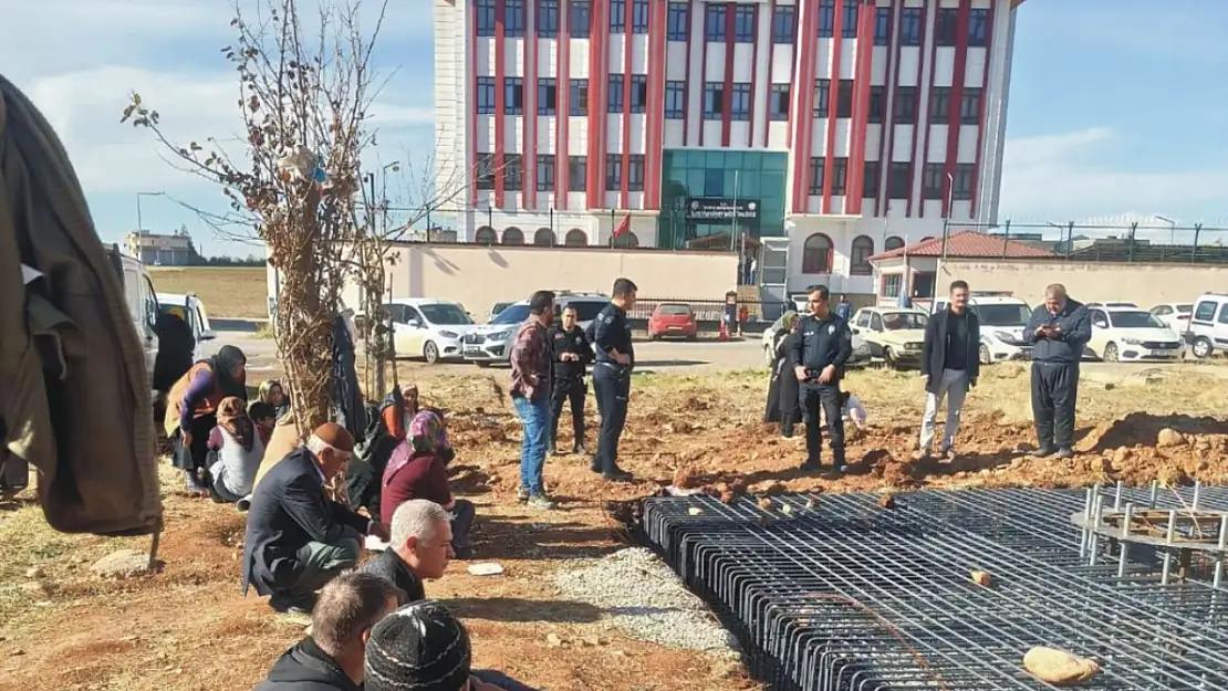 Adıyaman'ın Kahta ilçesinde belediyeye ait yeşil alandaki baz istasyonuna tepki