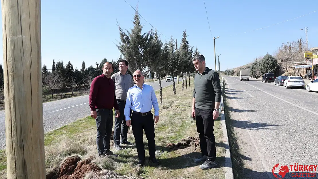 Adıyaman Kahta karayolunda  orta refüjde düzenlemeler yapılıyor