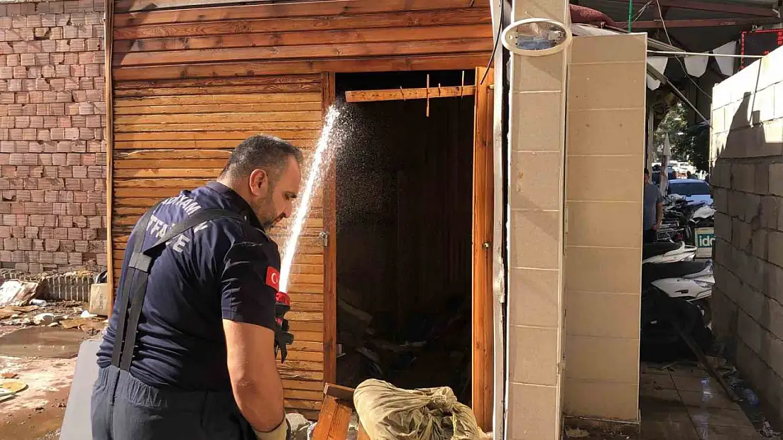 Adıyaman'da ahşap büfede yangın çıktı! Vatandaşlar müdahale etti