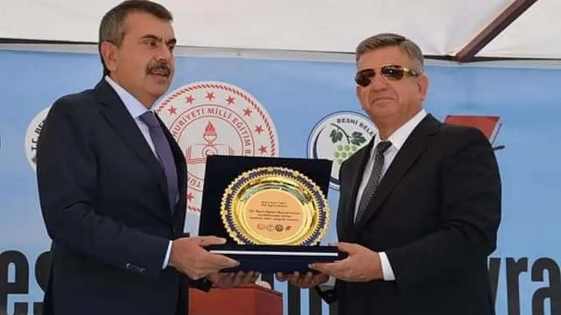 Ali Erdemoğlu'ndan Bakan Tekin'e Plaket 