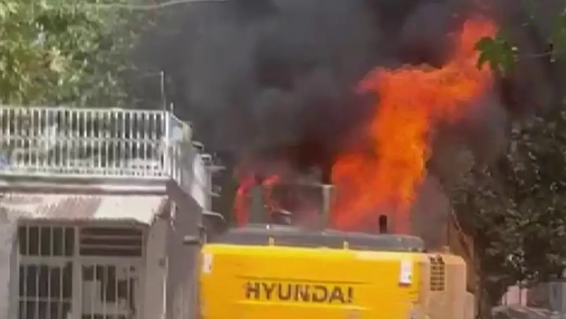 Altyapı çalışması yapan iş makinesi alev topuna döndü