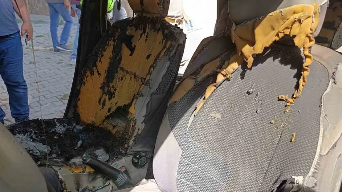 Araçta unutulan cep telefonu patladı, otomobil alev aldı