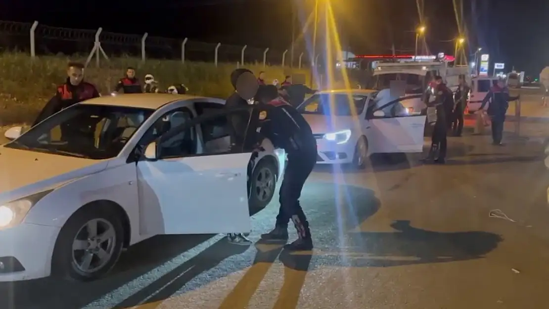 Asayiş uygulamasında ruhsatsız 4 tabanca ele geçirildi