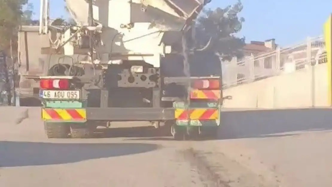 Adıyaman'da bu da oldu! Beton mikseri asfalta çimento dökerek ilerledi