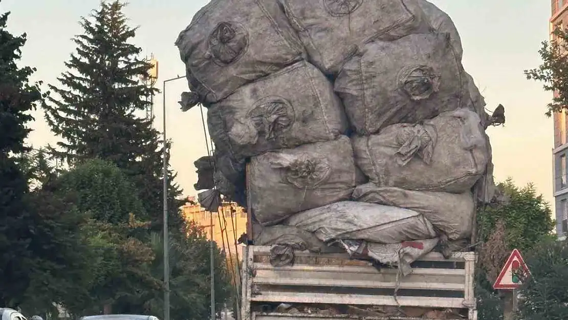 Aşırı yükle trafikte ilerleyip tepkilere neden oldu