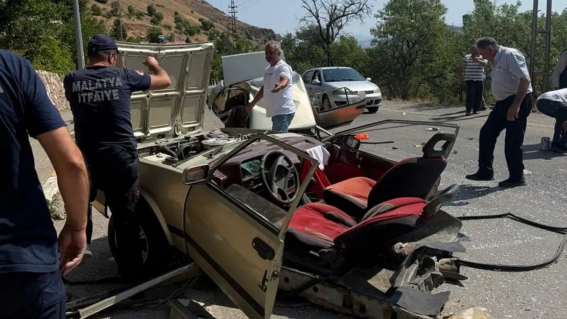 Malatya Arapgir'de feci kaza: otomobil ikiye bölündü sürücü yaralandı