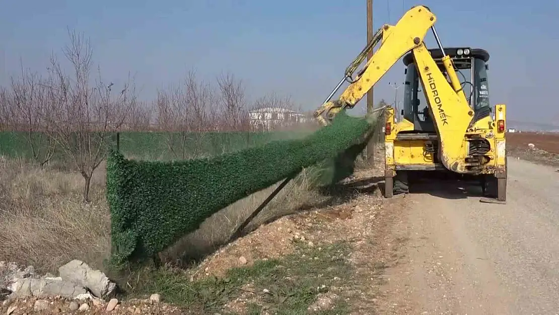 Adıyaman'da bağ evi yapılması için tel örgülerle hazırlanan bölmeler söktürüldü