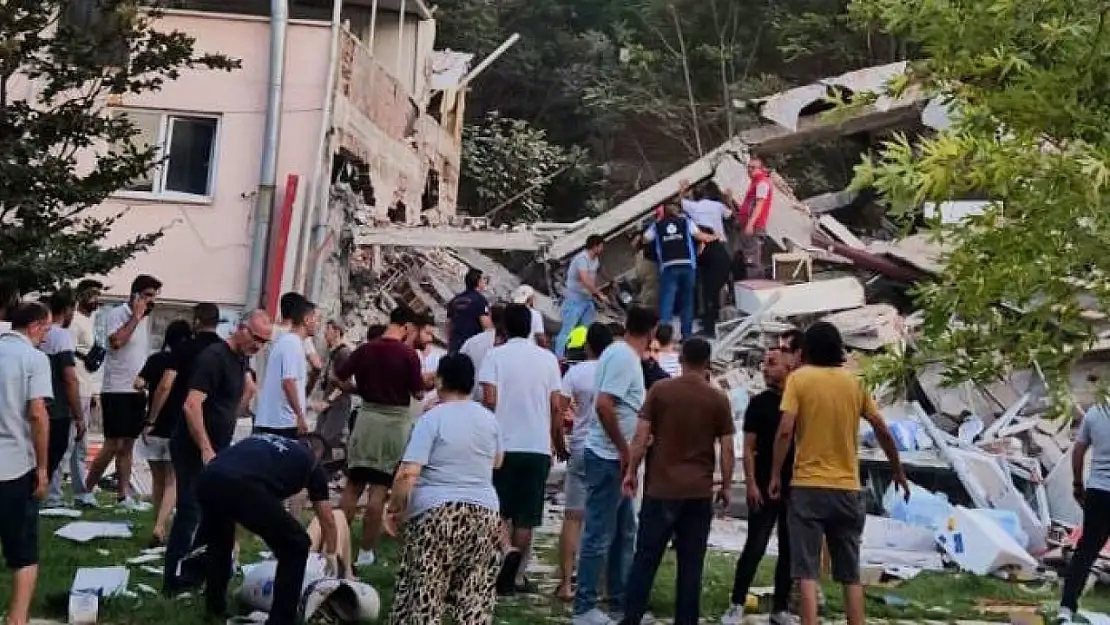Balıkesir'de çok sayıda yapıda enkaz var
