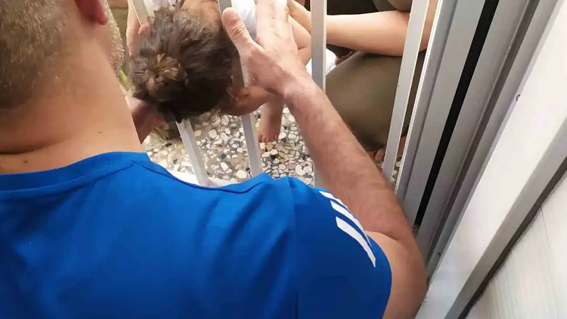 Adıyaman'da nefes kesen anlar: 1 yaşındaki bebek balkon demirlerine sıkıştı!