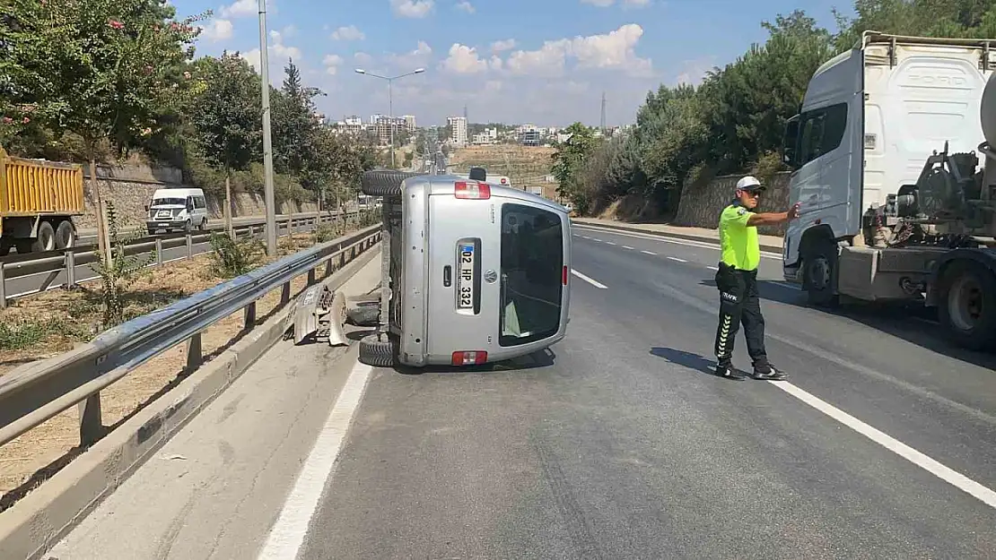 Adıyaman'da direksiyon hakimiyetini kaybeden sürücü bariyerlere çarparak takla attı