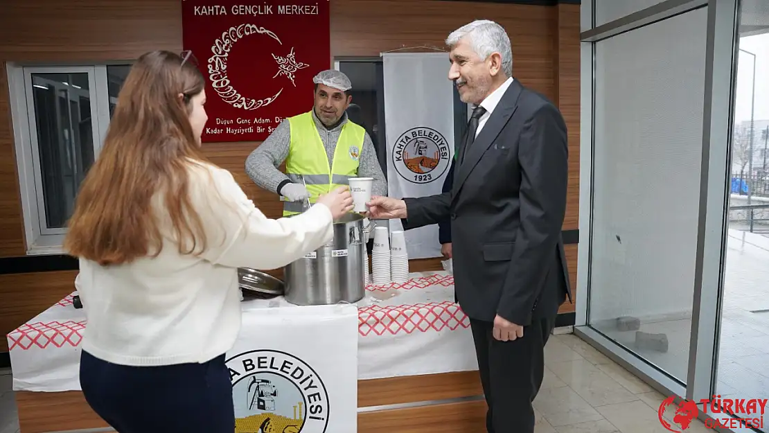 Başkan Hallaç, öğrencilere sıcak çorba ikramında bulundu