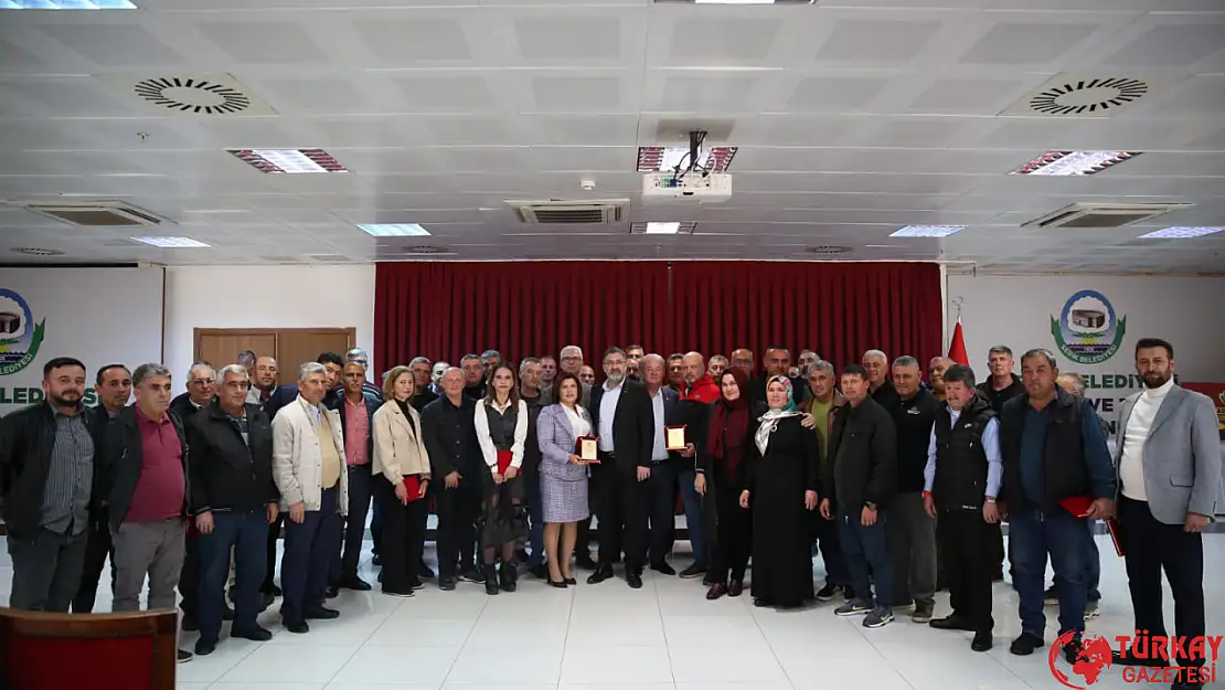 Başkan Kumbul, emekli olan personeli plaketle uğurladı