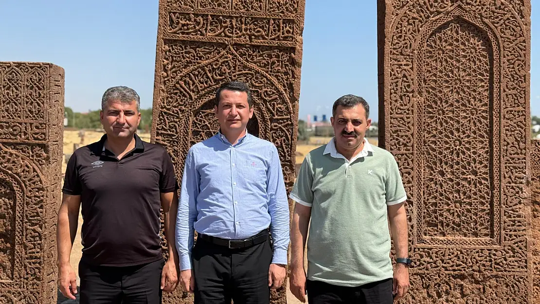 Başkan Olgun ve beraberindekiler Ahlat Selçuklu mezarlığını ziyaret etti