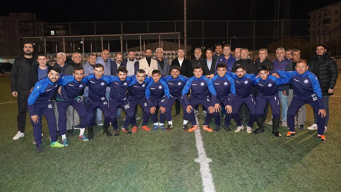 Başkan Tutdere'den işitme engelli futbolculara baklava ikramı