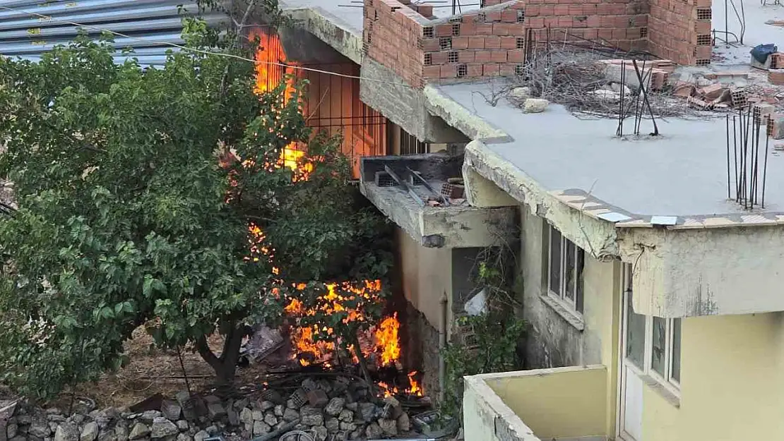 Besni'de ev yangını paniğe neden oldu