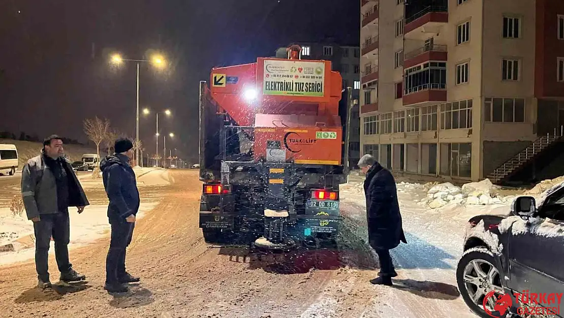 Besni'de kar temizleme ve tuzlama çalışmaları devam ediyor