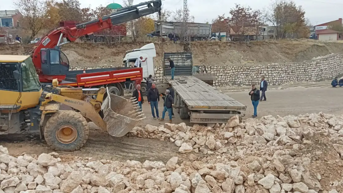 Besni'de kayganlaşan yolda Tır kaydı, yol trafiğe kapandı