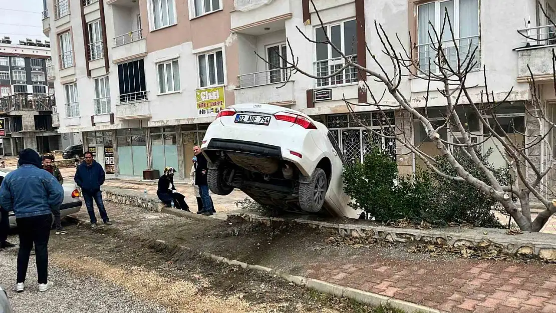 Besni'de otomobil apartman boşluğuna düştü