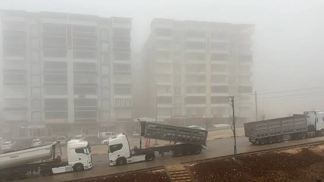 Adıyaman Besni'de sis etkili oldu