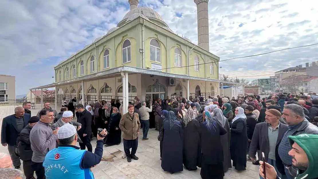 Besni'de umreciler dualarla uğurlandı