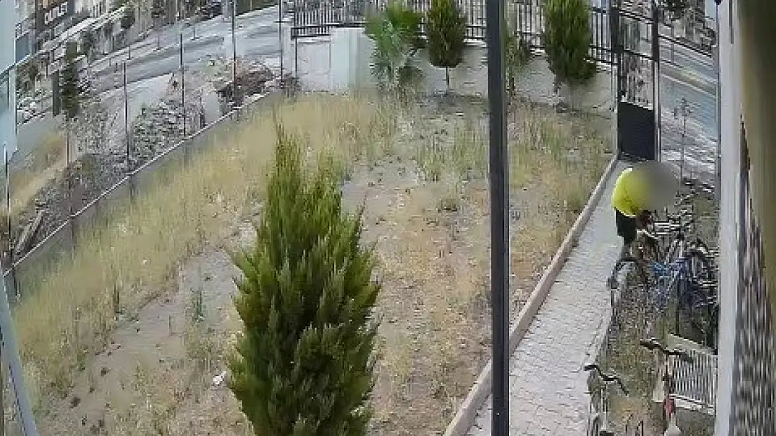 Bisikletlerin parçalarını tek tek söküp götürdüler