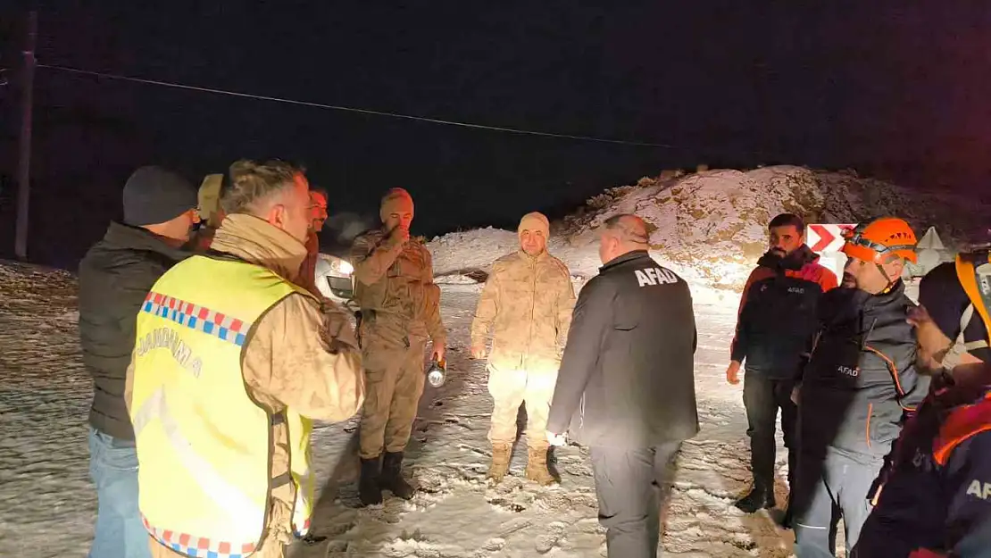 Adıyaman'da buzlanan yolda mahsur kalan 14 kişi kurtarıldı