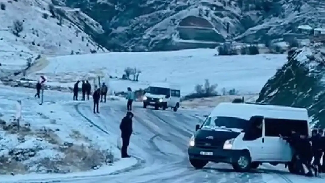 Buzlanan yollar sürücülere zor anlar yaşattı