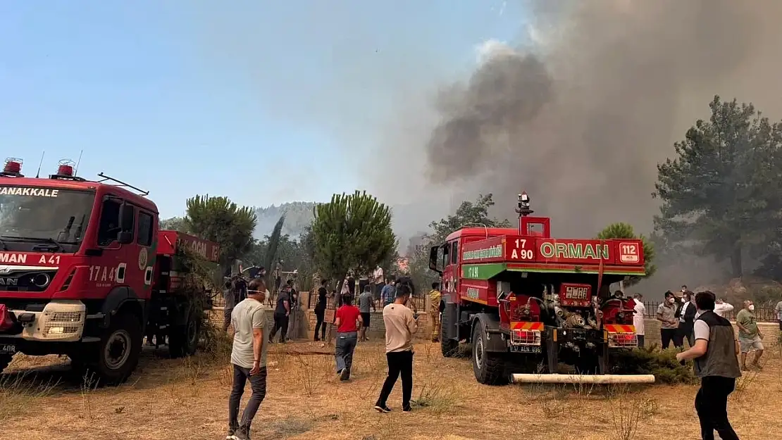 Çanakkale'de yangın büyüdü: trafik kapatıldı evler tahliye ediliyor