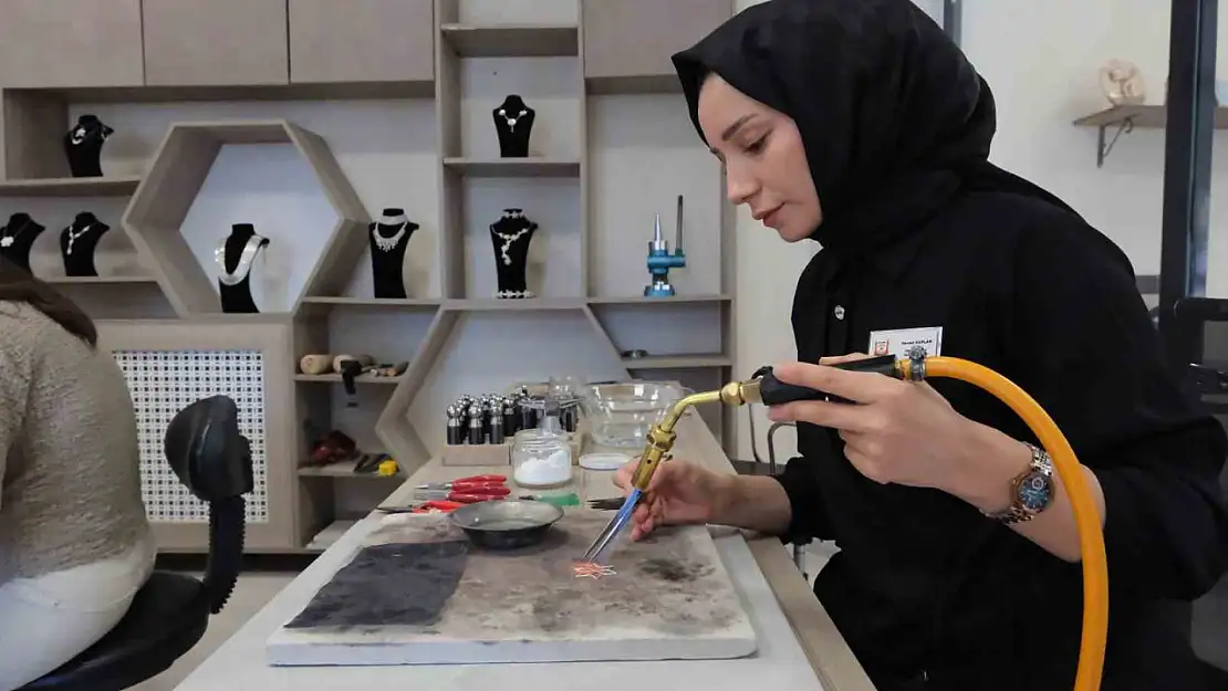 Çapa yapan eller artık gümüşe şekil veriyor
