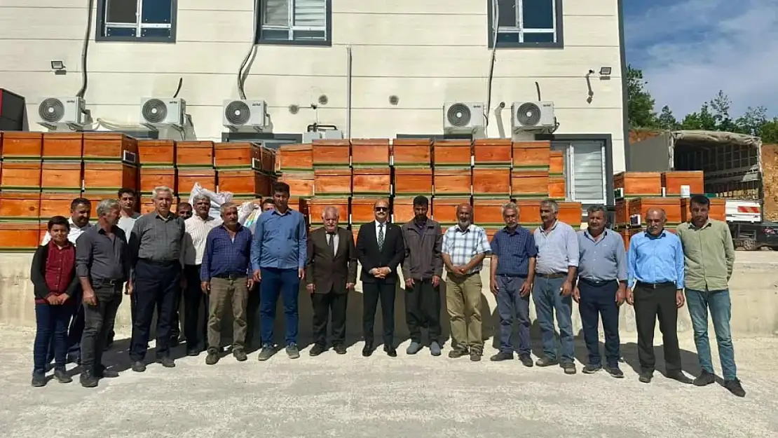 Çelikhan'da arıcılara arı kovanı ve bal süzme makinası verildi
