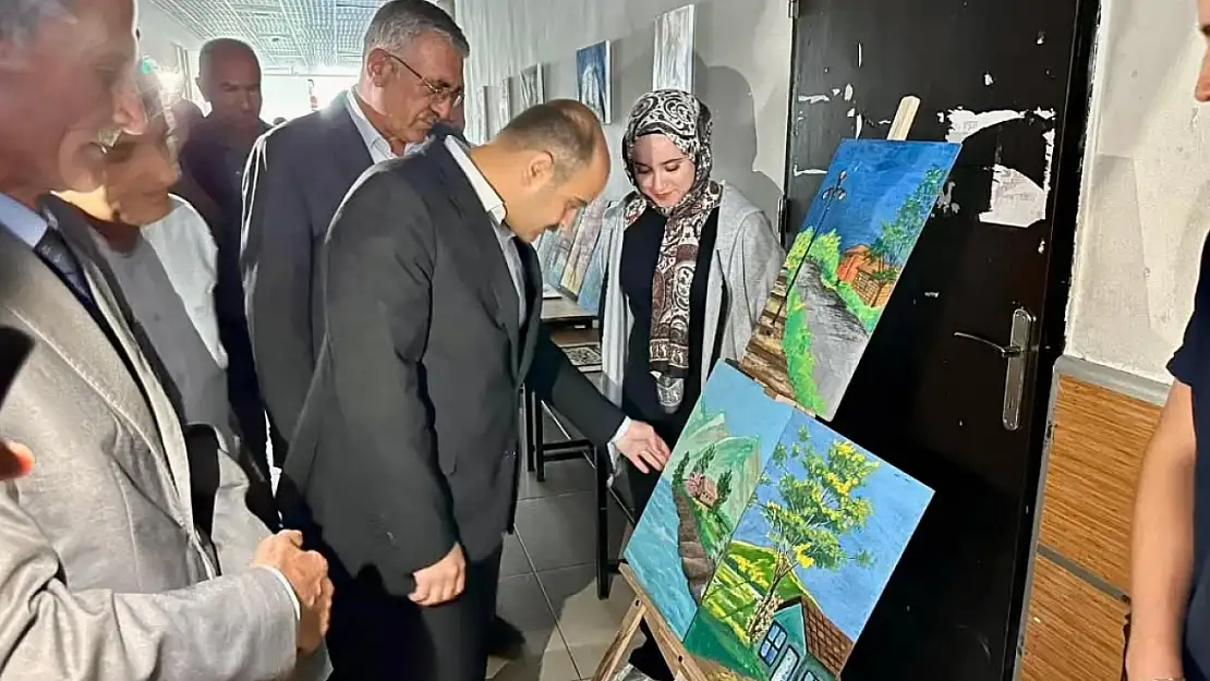 Çelikhan'da öğrenciler resim sergisi açtı
