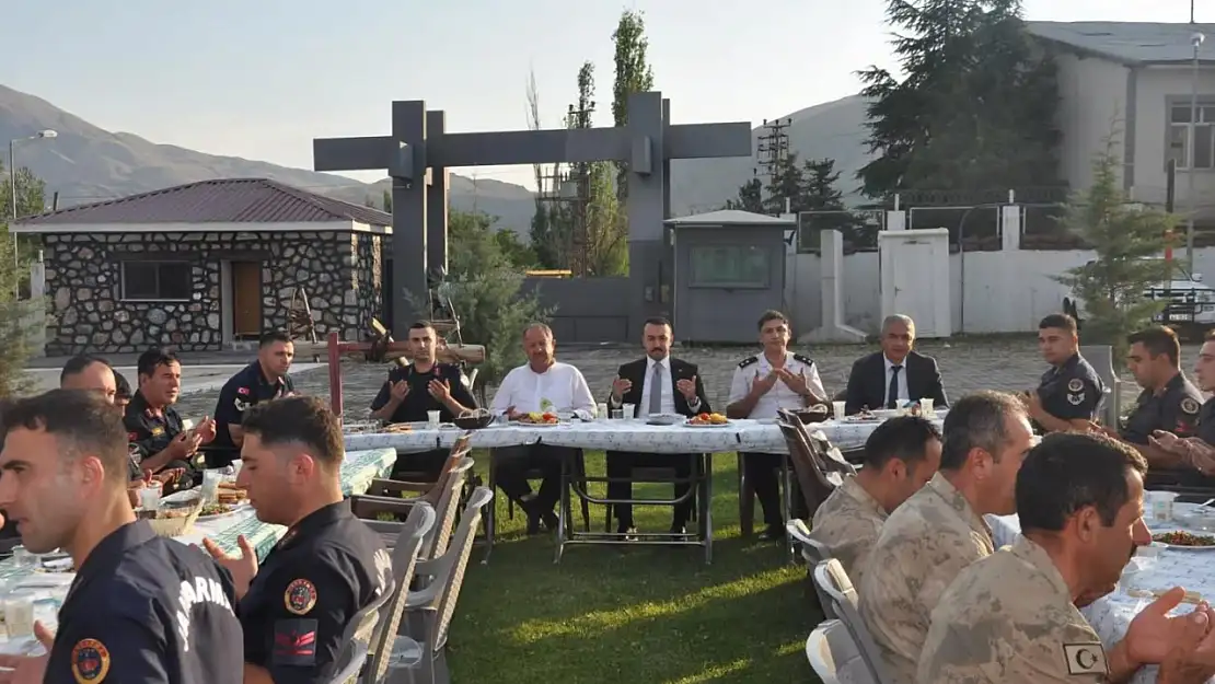 Çelikhan'da tayini çıkan Jandarma komutanı ve personeller için veda yemeği