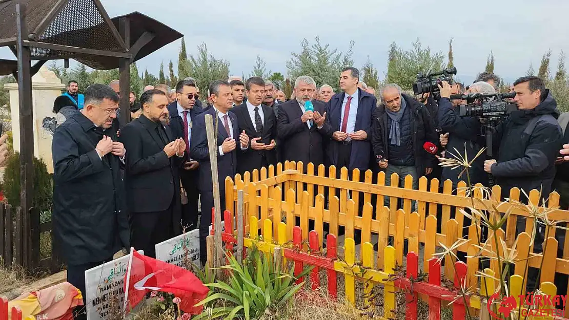 CHP Genel Başkanı Özel, Adıyaman'da deprem şehitliğine karanfil bıraktı