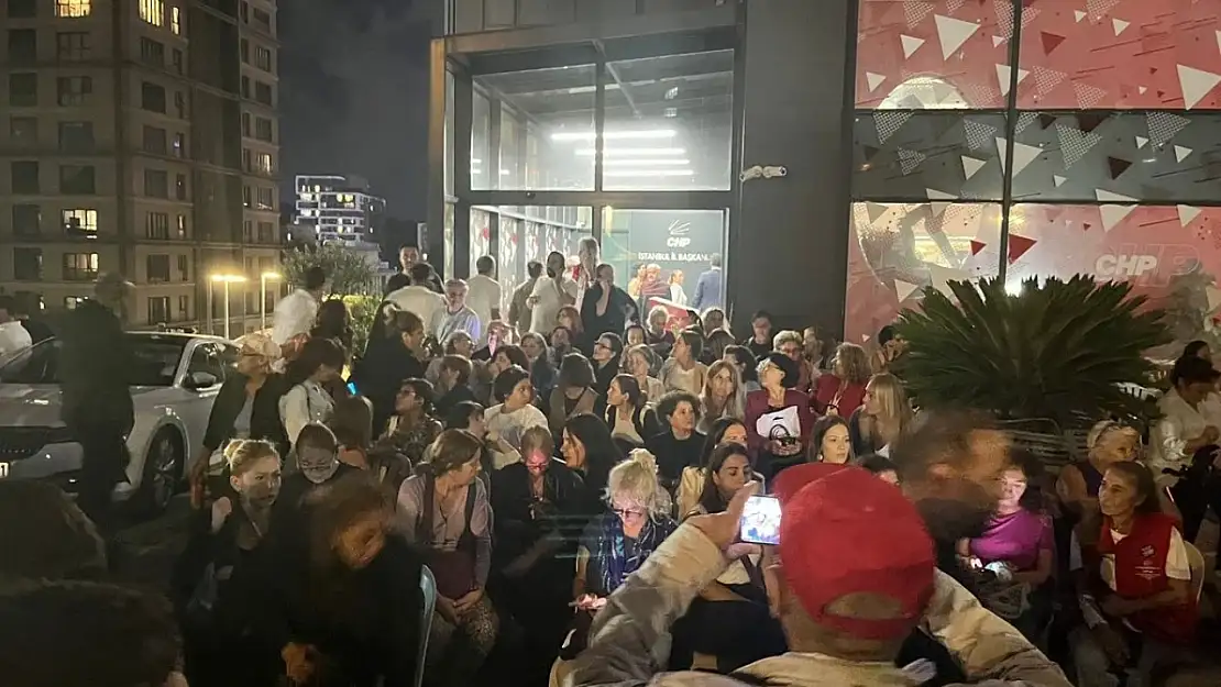 CHP İstanbul binasında vatandaşlar kayyuma karşı nöbet tutuyor