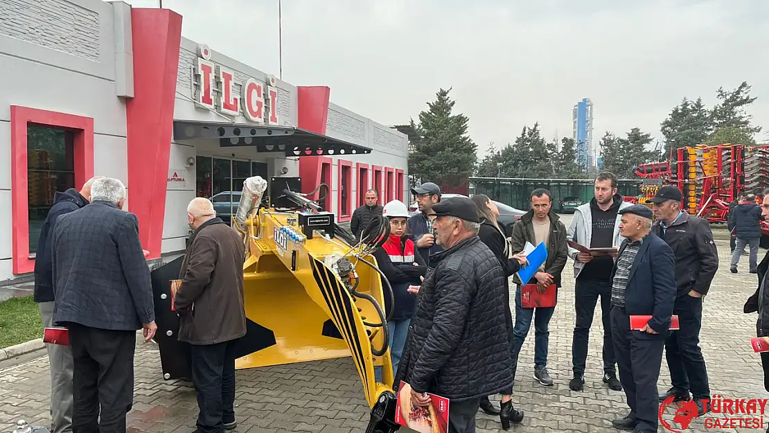 Çiftçiler yeni tarım makinalarını yakından inceleme fırsatı buldu