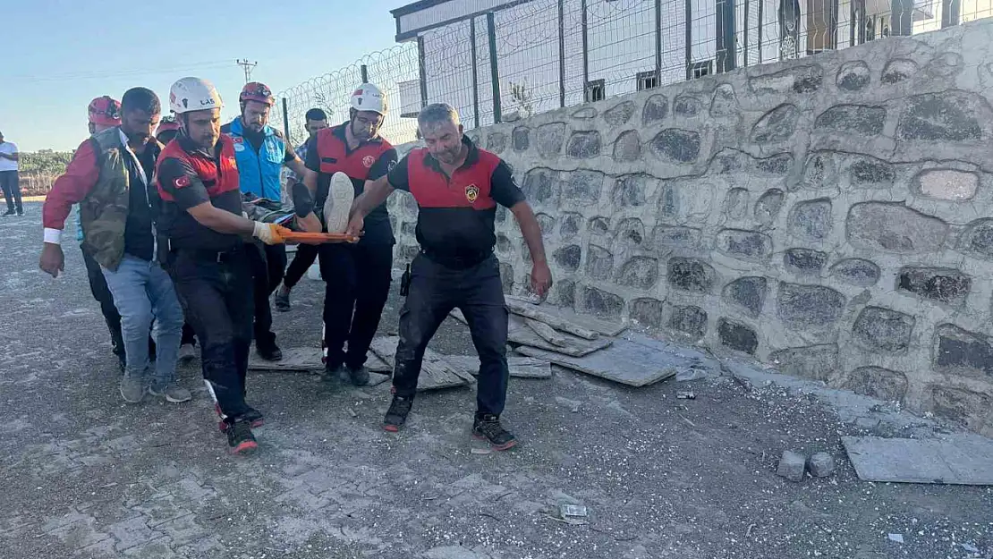 Çöken istinat duvarının altında kalan 4 işçi yaralandı