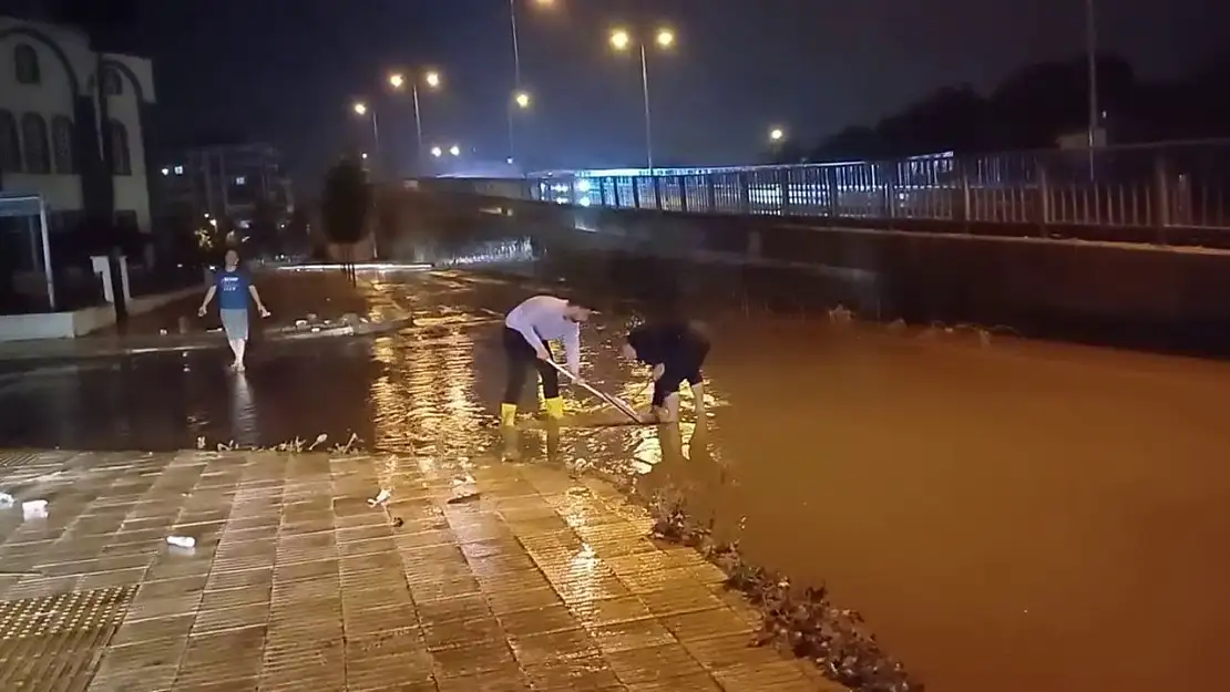 Çorum'da sağanak yağış ortalığı birbirine kattı! Yollar dereye döndü, ev ve iş yerlerini su bastı