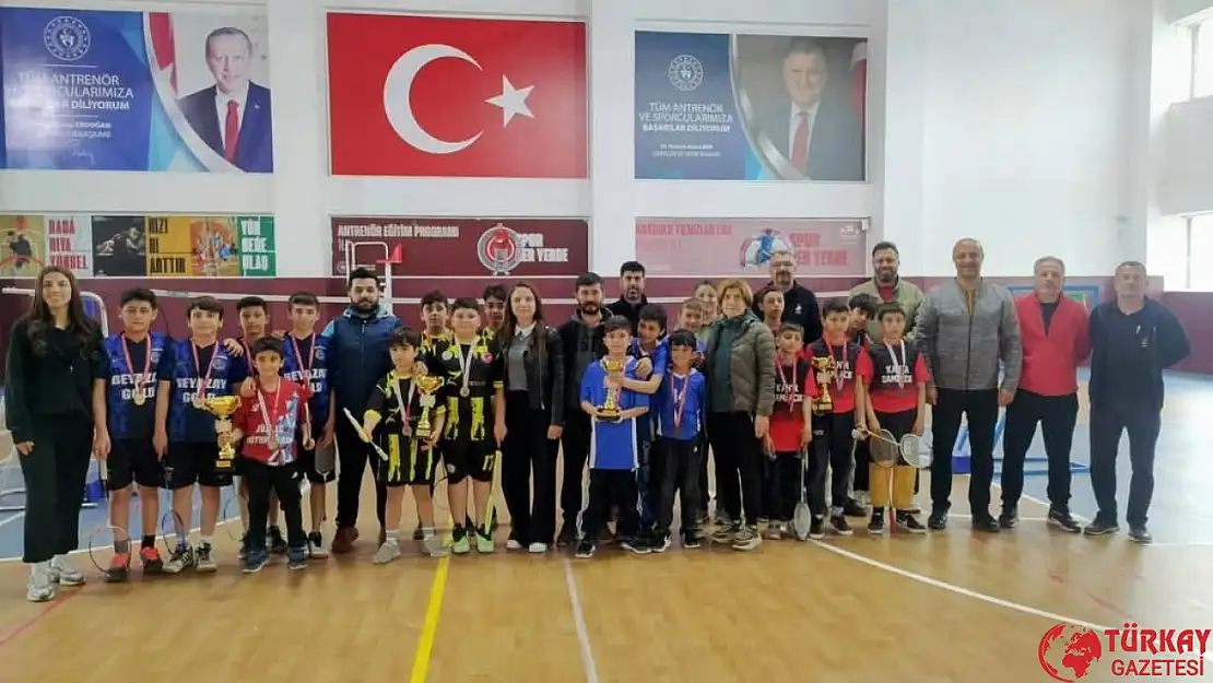 Cumhuriyet Ortaokulu badmintonda il birincisi oldu