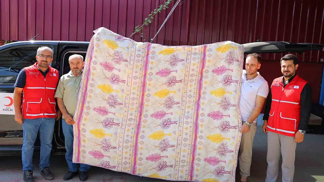 Deprem şehri Kahramanmaraş'ta esnaf,  bin adet yorgan bağışı yaptı