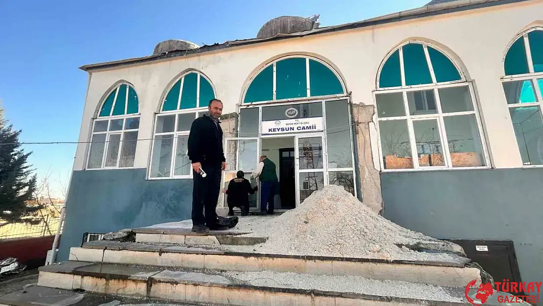 Depremde hasar gören camii yeniden ibadete açılmayı bekliyor