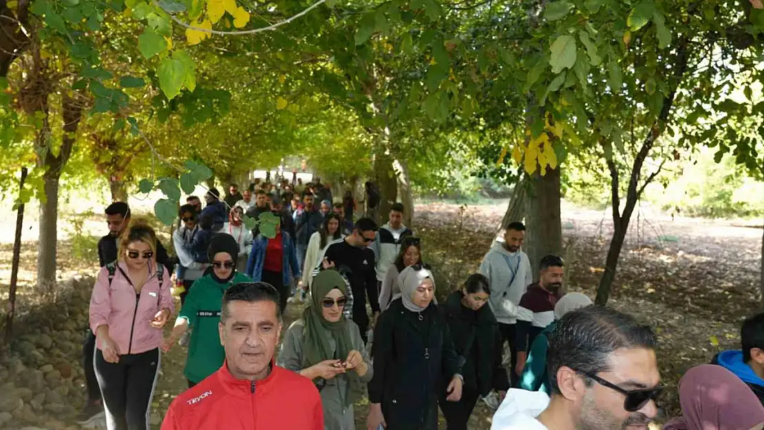 Depremzede öğretmenler doğa yürüyüşünde bir araya geldi