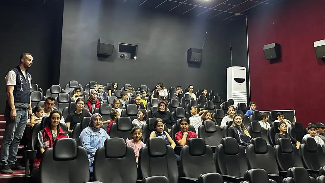 Depremzede ve emniyet personeli çocuklarına sinema etkinliği